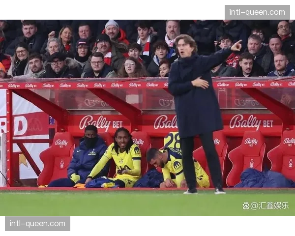 场边花絮:热刺主帅与边裁激烈争论,吃到黄牌 场边花絮:热刺主帅与边裁激烈争论,吃到黄牌