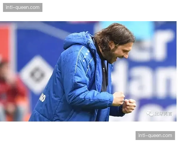 看台一幕:尽管球队确定降级,达姆施塔特球迷仍高歌支持至最后一刻 看台一幕:尽管球队确定降级,达姆施塔特球迷仍高歌支持至最后一刻